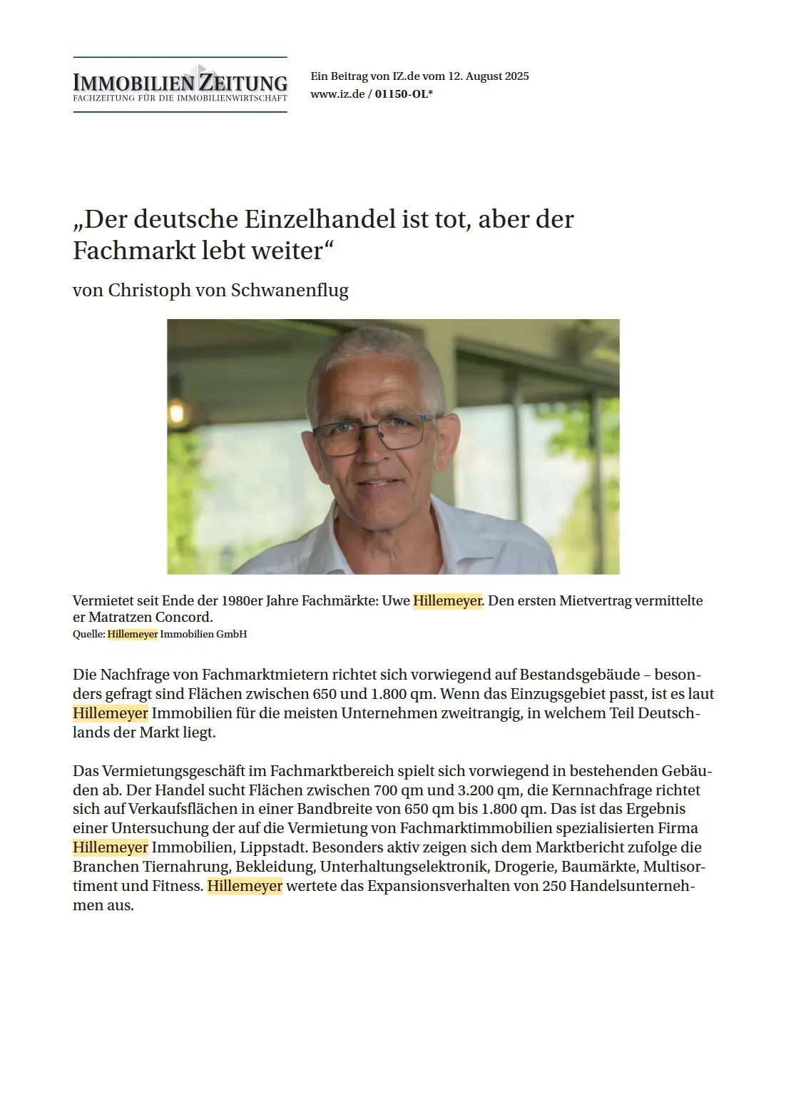 Ein Mann mit Brille und grauem Haar, der in die Kamera schaut und lächelt.