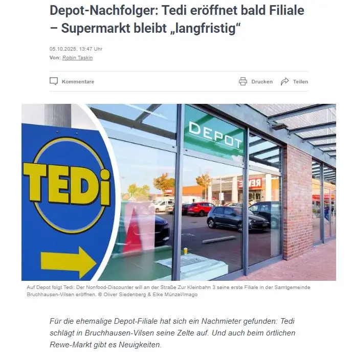 Eingang zu einer Tedi-Filiale mit einem großen Schild und Glasfront.