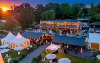 Zur Dämmerung trifft sich die Retail- und Handelsimmobilienbranche in der Pfeffermühle am Möhnesee zum Retailer Meeting 2026 mit vielen Gästen.