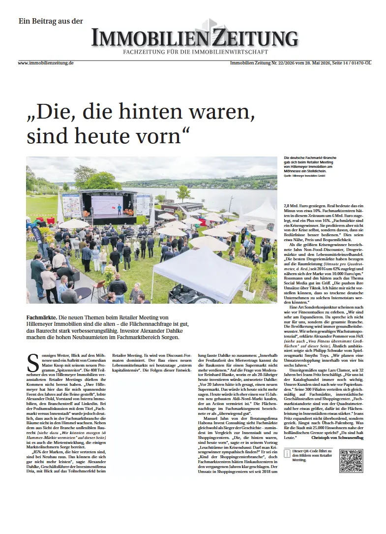 Unter sonnigem Himmel spricht Matse Knop vor 408 Teilnehmern beim Retailer Meeting von Hillemeyer Immobilien am Möhnesee über Fachmärkte.