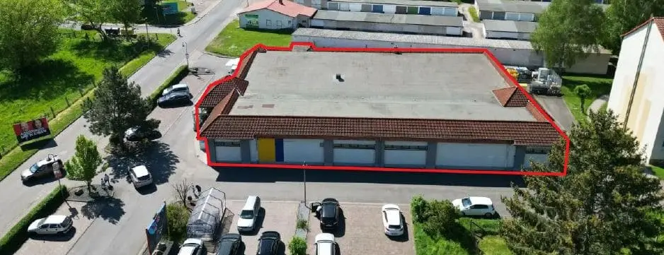 Ein eingeschossiges Gewerbeobjekt in Nottertal-Heilinger Höhen umfasst 1089 m²; davor liegen Parkplätze, Zufahrten und Grünflächen.